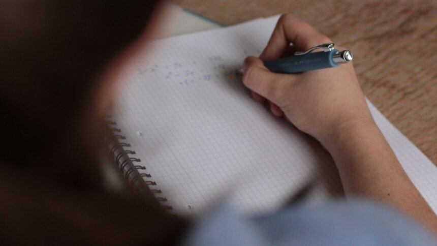 Brevet 2026 : les collégiens ont planché sur les maths ce mardi, avec un exercice inédit sur l&rsquo;IA