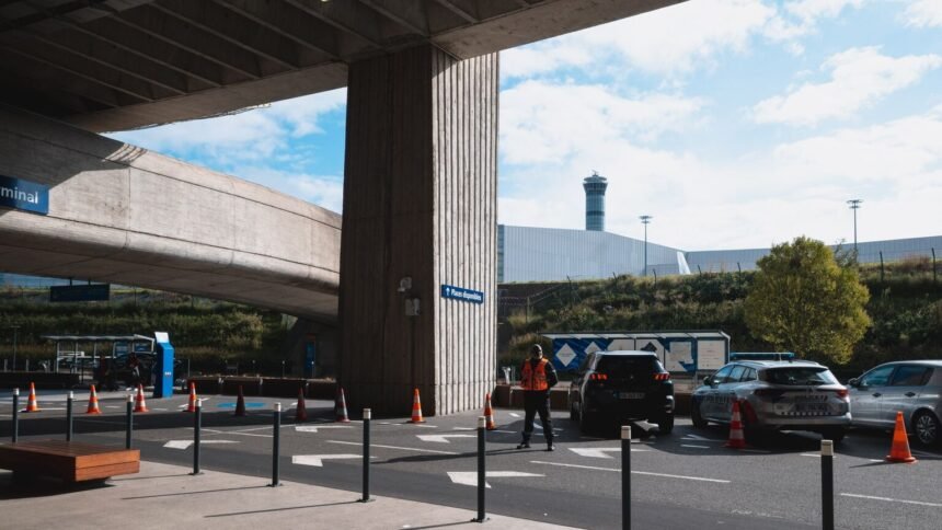Grève aux aéroports parisiens : cinq syndicats unis contre le durcissement des badges