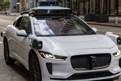 Stellantis, Wayve et Uber s&rsquo;allient pour des robotaxis mondiaux