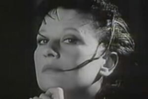 Guesch Patti, chanteuse de « Etienne », capture extraite d'un clip M6 Music