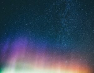 Horoscope du mardi 23 juin : ce que disent les astres Ciel étoilé avec constellations et aurore - horoscope du jour