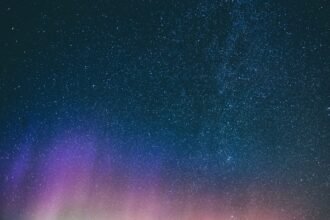Ciel étoilé avec constellations et aurore - horoscope du jour