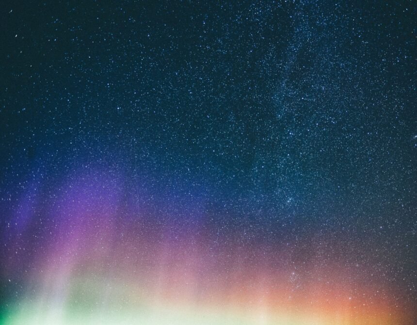 Horoscope du mardi 23 juin : ce que disent les astres Ciel étoilé avec constellations et aurore - horoscope du jour