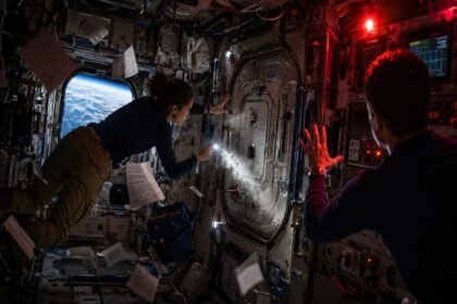 Astronautes à bord de l ISS inspectant une fuite d air dans le module russe avec une lampe torche