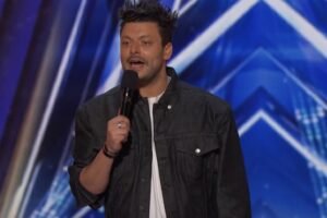 Kev Adams sur scène lors de son audition dans America's Got Talent saison 21 sur NBC