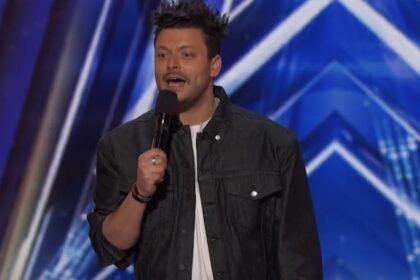 Kev Adams sur scène lors de son audition dans America's Got Talent saison 21 sur NBC