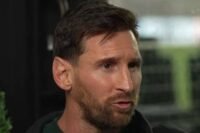 Lionel Messi lors d'une interview, regard concentré