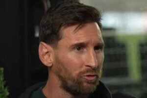 Lionel Messi lors d'une interview, regard concentré