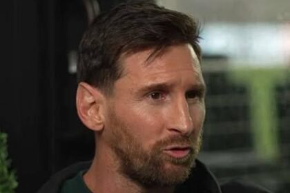 Lionel Messi lors d'une interview, regard concentré