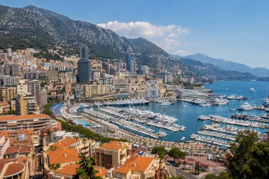 Vue panoramique de Monaco et du port Hercule
