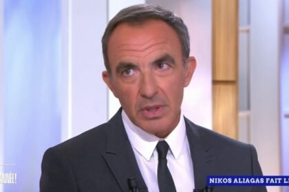 Nikos Aliagas lors d'une interview télévisée