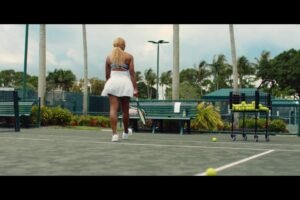 Serena Williams à l'entraînement sur un court de tennis