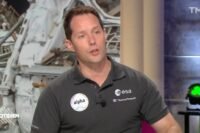 Thomas Pesquet en polo ESA mission Alpha sur le plateau de Quotidien (TMC)