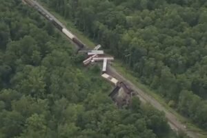 Vue aérienne du déraillement du train de fret à Bensalem, en Pennsylvanie