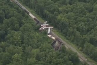 Vue aérienne du déraillement du train de fret à Bensalem, en Pennsylvanie