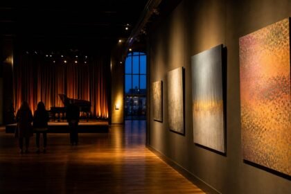 Illustration d’un agenda culturel parisien avec galerie, piano et visiteurs