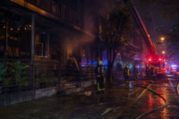 Bangkok : au moins 27 morts dans l’incendie d’un établissement de nuit Intervention de pompiers devant un établissement de nuit à Bangkok