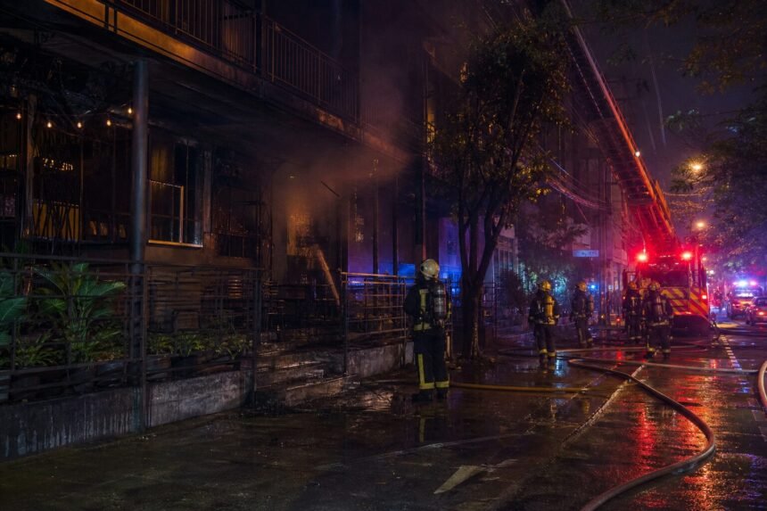 Intervention de pompiers devant un établissement de nuit à Bangkok