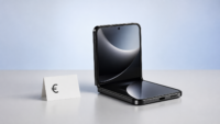 Bon plan google store : le pixel 10 pro fold affiché à partir de 1 499 € jusqu’au 19 juillet Smartphone pliant générique en studio illustrant une offre promotionnelle sur un téléphone haut de gamme