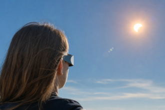 Personne observant une éclipse solaire avec des lunettes de protection