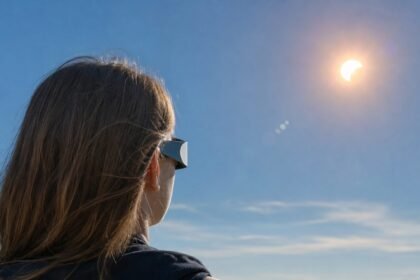 Personne observant une éclipse solaire avec des lunettes de protection