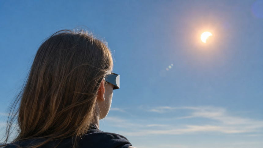 Personne observant une éclipse solaire avec des lunettes de protection