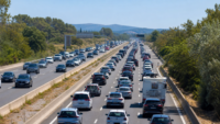 Départs en vacances : plus de 900 km de bouchons sur les routes Embouteillages sur une autoroute française lors des départs en vacances sous la chaleur