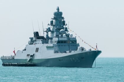 Iran-États-Unis : Washington frappe 80 cibles, Téhéran riposte