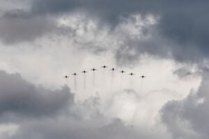 Répétition du défilé aérien du 14 juillet : une centaine d'appareils dans le ciel de paris ce jeudi lrsquohumoriste, cartouche de, retour, one, man