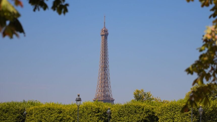 La tour eiffel, le louvre et le musée d'orsay ferment plus tôt à cause de la canicule La Tour Eiffel, le Louvre et le musée d’Orsay ferment plus tôt à cause de la canicule