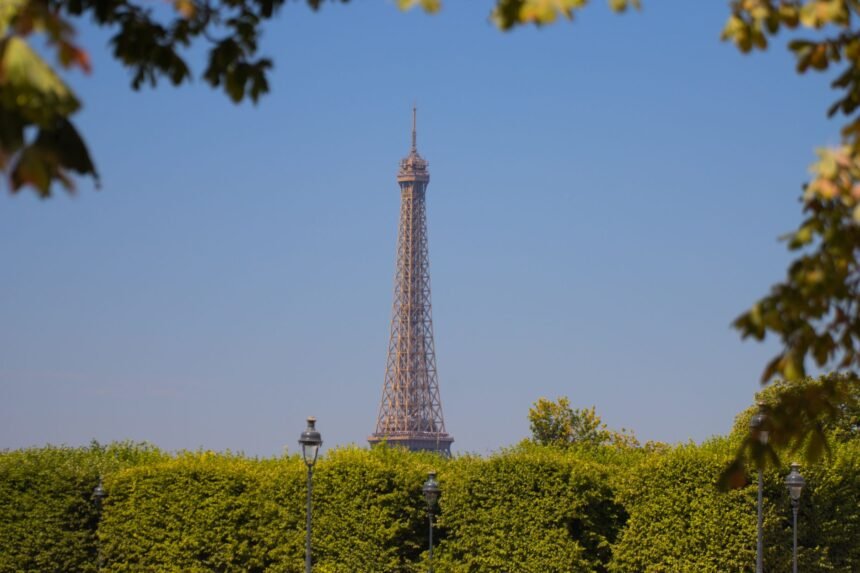 La tour eiffel, le louvre et le musée d'orsay ferment plus tôt à cause de la canicule Tour Eiffel canicule fermeture