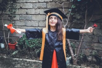 Agnès, 9 ans, devient la plus jeune diplômée du brevet de l'histoire de france tempete Bavi Chine
