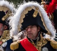 Macron aux armées : 36 milliards supplémentaires et service national volontaire dès septembre réseaux sociaux mineurs Europe