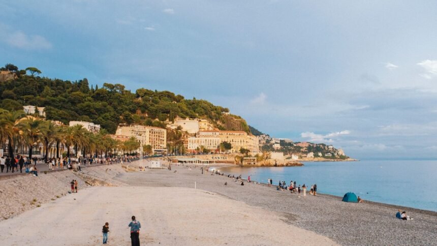 Nice : la france se recueille pour le 10e anniversaire de l'attentat du 14-juillet Nice : la France se recueille pour le 10e anniversaire de l’attentat du 14-Juillet