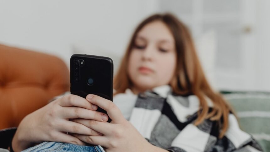 Réseaux sociaux : une commission parlementaire cherche ce lundi l’accord pour interdire les plateformes aux moins de 15 ans