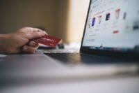 Aliexpress condamné à 550 millions d’euros par bruxelles pour produits illégaux cyril, hanouna, invité, dîner, privé