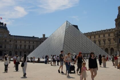 La galerie d&rsquo;Apollon du Louvre rouvre sans ses joyaux de la Couronne toujours introuvables