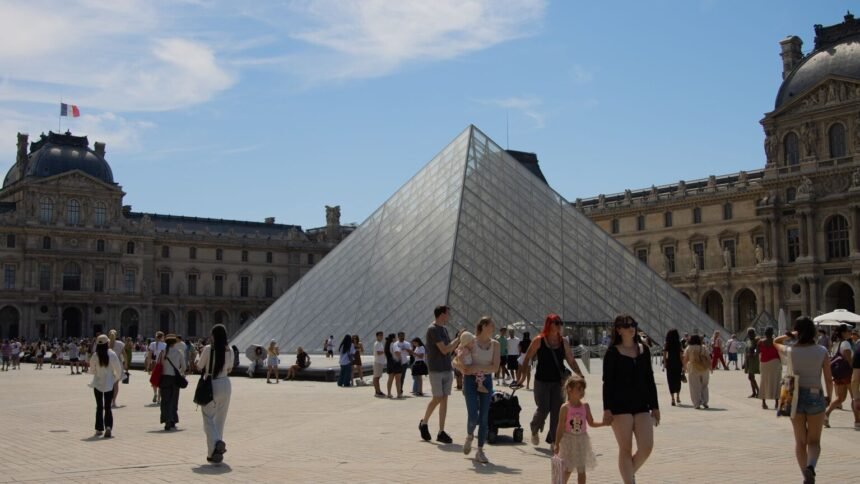 La galerie d'apollon du louvre rouvre sans ses joyaux de la couronne toujours introuvables La galerie d’Apollon du Louvre rouvre sans ses joyaux de la Couronne toujours introuvables