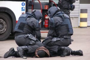 Le maire d'alès exfiltré par le raid après des menaces de mort de la dz mafia canicule mai 2026