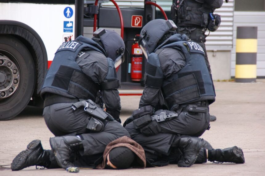 Le maire d'alès exfiltré par le raid après des menaces de mort de la dz mafia maire Alès RAID DZ Mafia