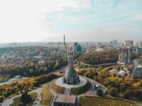 Ukraine : plus de 400 drones lancés sur moscou, l'attaque aérienne la plus massive de la guerre philippe, ogouz, voix, française, john