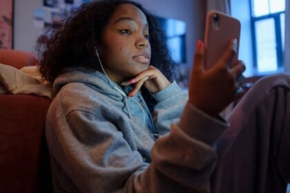 La France interdit les réseaux sociaux aux moins de 15 ans : une première dans l’UE