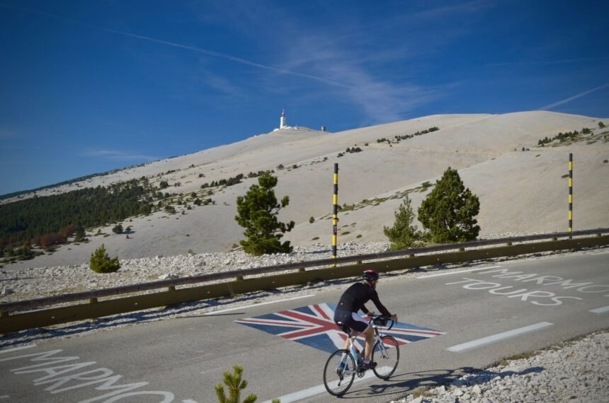 Tour de france : arensman s'impose à l'alpe d'huez, pogacar conserve le maillot jaune Tour de France Alpe d'Huez