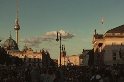 Berlin : une voiture percute la foule à la pride, un mort et seize blessés Berlin : une voiture percute la foule à la Pride, un mort et seize blessés