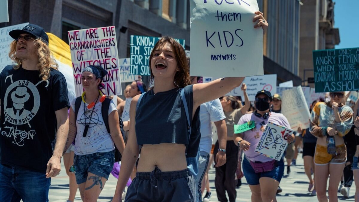Lyhanna : des milliers de Français défilent pour une loi contre les violences sexuelles