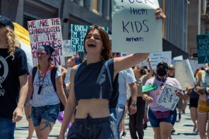 Lyhanna : des milliers de Français défilent pour une loi contre les violences sexuelles