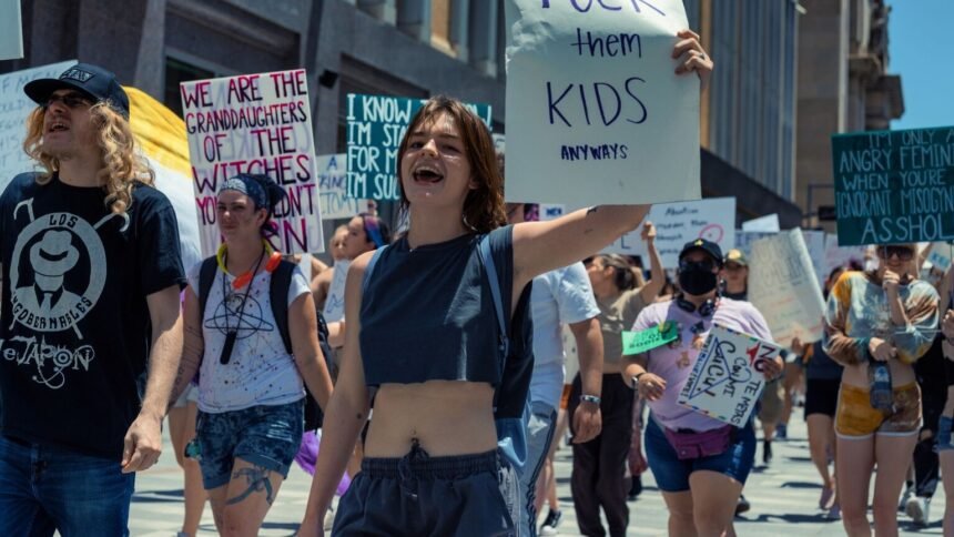 Lyhanna : des milliers de français défilent pour une loi contre les violences sexuelles Lyhanna : des milliers de Français défilent pour une loi contre les violences sexuelles