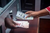La banque postale : des clients privés de salaires depuis le 29 juin prise, drsquootages, cours, paris, lrsquohomme