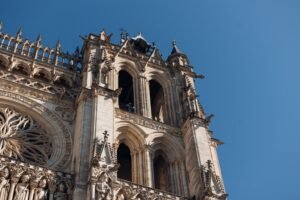 Orléans : coincés au sommet de la cathédrale, ils voulaient filmer avec un drone Orléans : coincés au sommet de la cathédrale, ils voulaient filmer avec un drone
