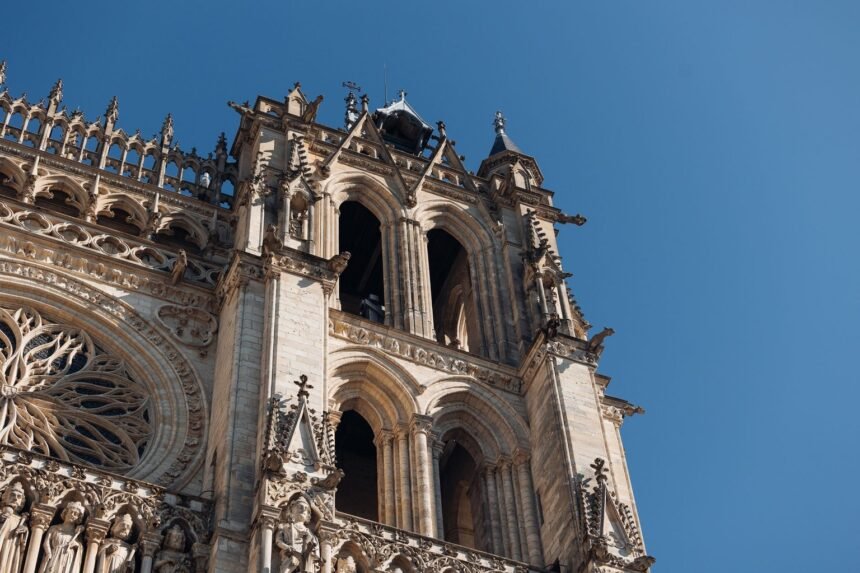 Orléans : coincés au sommet de la cathédrale, ils voulaient filmer avec un drone Orléans : coincés au sommet de la cathédrale, ils voulaient filmer avec un drone